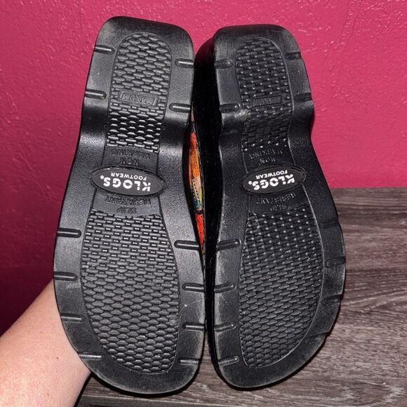 Klogs colorful swirls print shoes. Size 6.5. - Picture 4 of 8